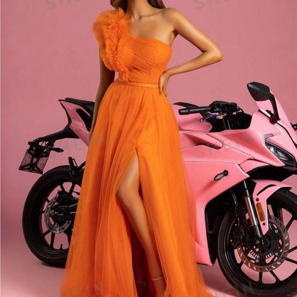 I bought two of this same dress. I will be selling the new one i did not wear. - Picture 1 of 7